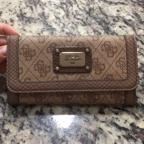 Guess Handbags - ✂️Guess women’s wallet